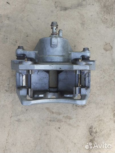 Суппорт тормозной передний Nissan Primera p12