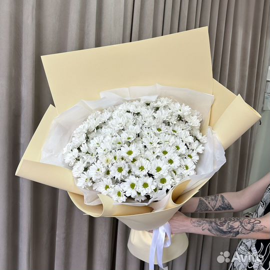 Огромный букет ромашковой хризантемы