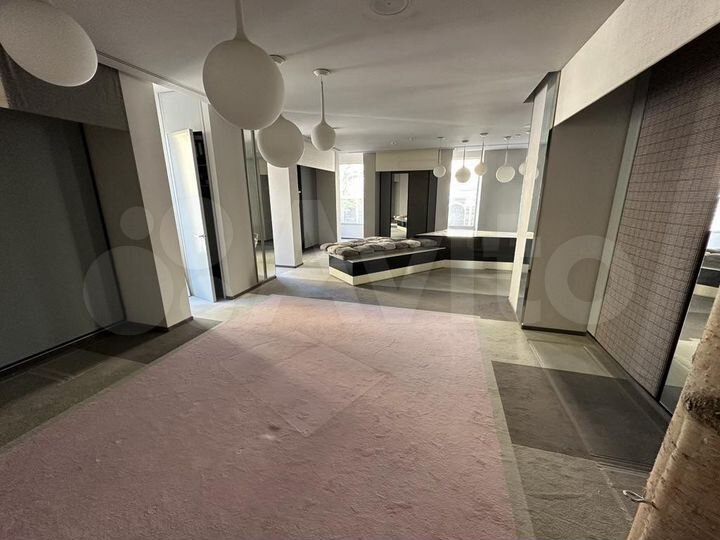 Помещение с панорамным остеклением, 185 м²