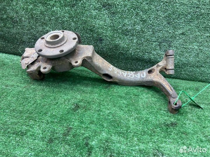 Поворотный кулак передний левый Volkswagen Passat