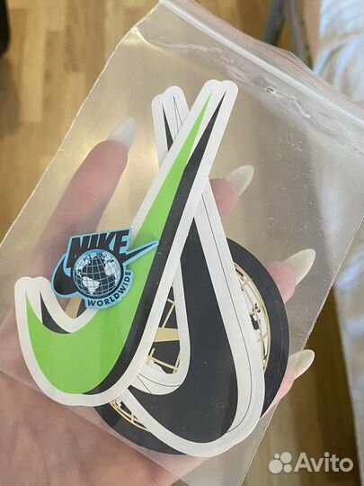 Стикеры и значок Nike