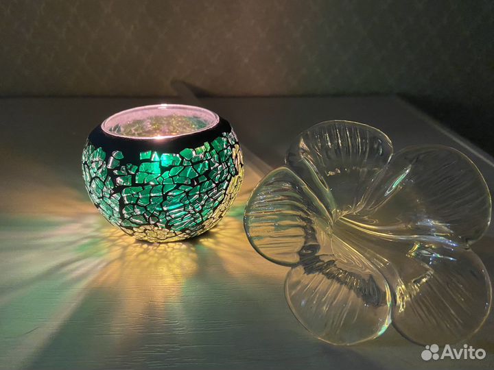 Фарфоровые статуэтки, морские раковины, подсвечник