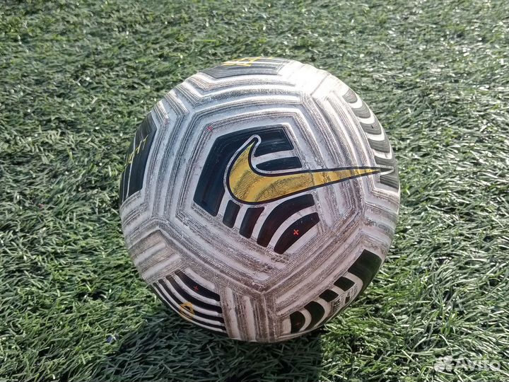 Футбольный мяч профессиональный