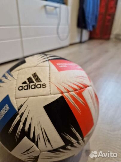 Футбольный мяч adidas