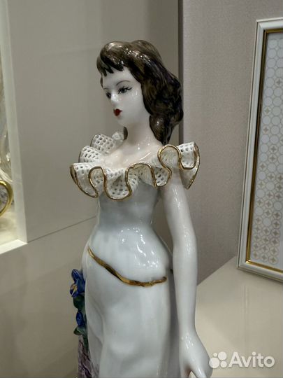 Статуэтка. Девушка. Фарфор Румыния. Кружевница