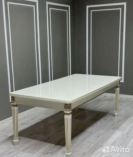 Кухонный стол и стулья в комплекте