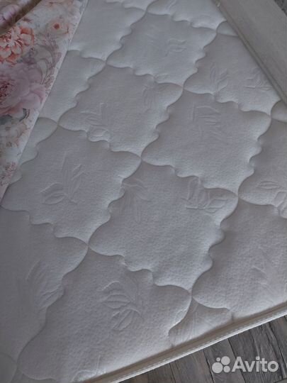 Кровать двухспальная с матрасом 160 200