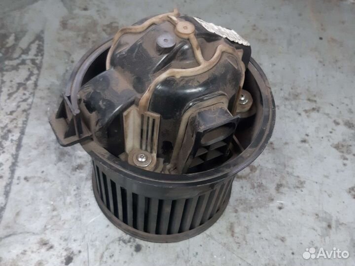 Моторчик отопителя Peugeot 308