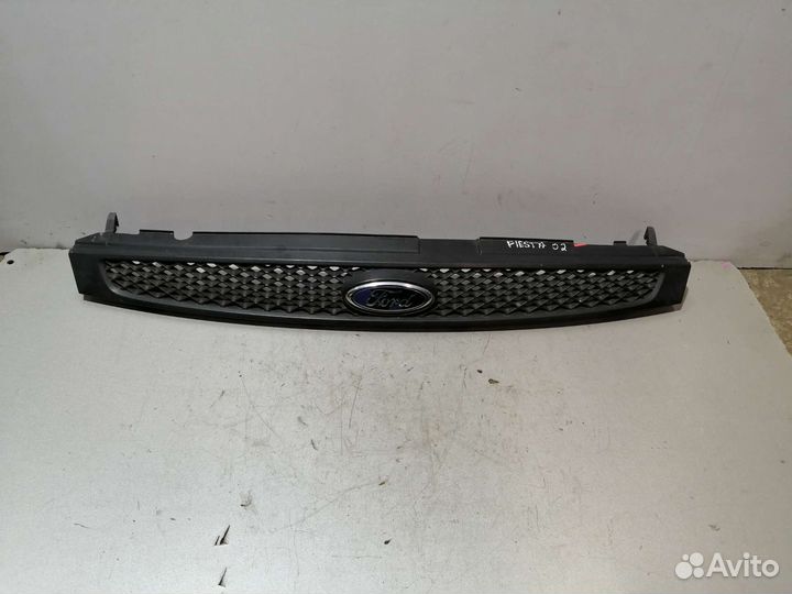 Решетка радиатора дефект Форд Фиеста 5 дорест