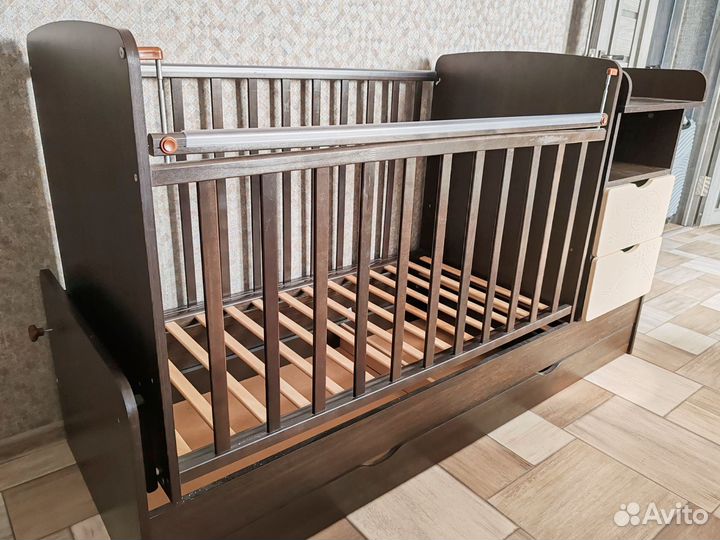 Детская кроватка с маятником и комодом