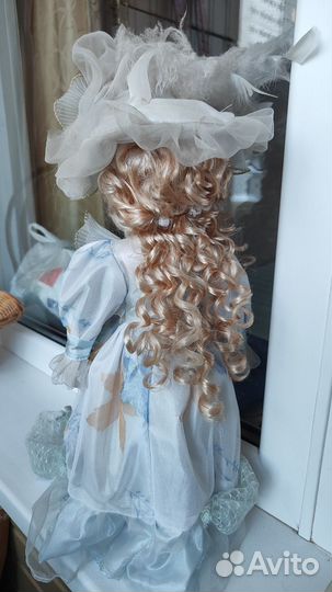 Кукла фарфоровая