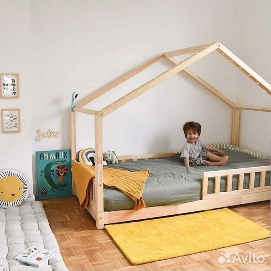 Деревянная кровать Домик