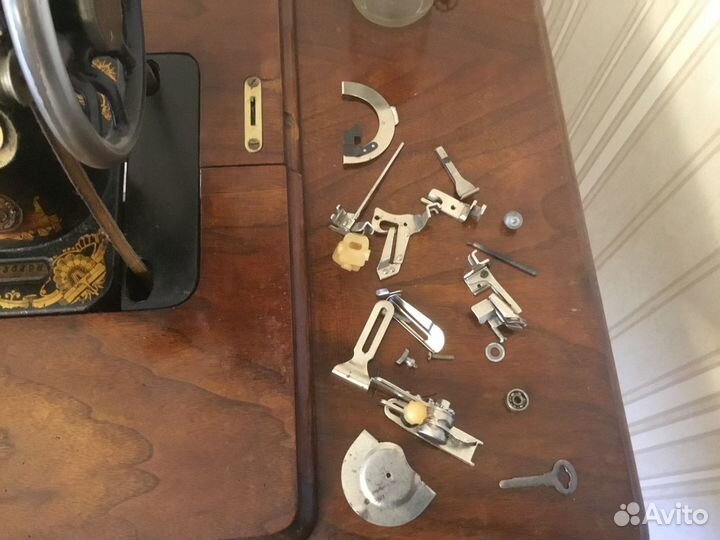 Антикварная швейная машинка Зингер