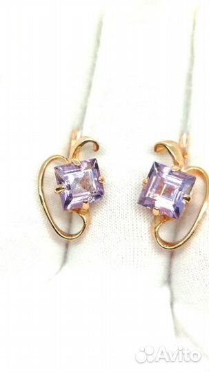 Золотые серьги с камнем