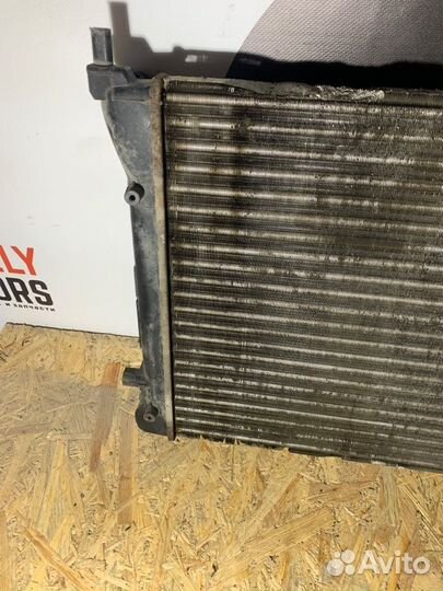 Радиатор охлаждения двигателя Volkswagen Golf A6