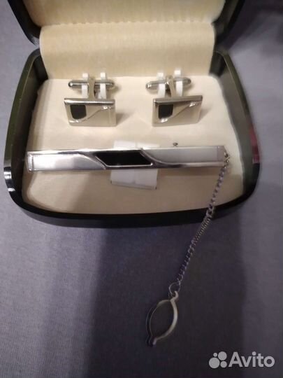 Запонки и зажим для галстука в подарочной коробке