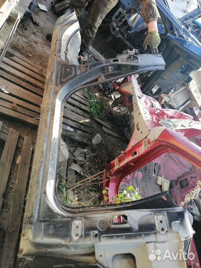 Правая четверть с порогом Кия Маджентис 2007г