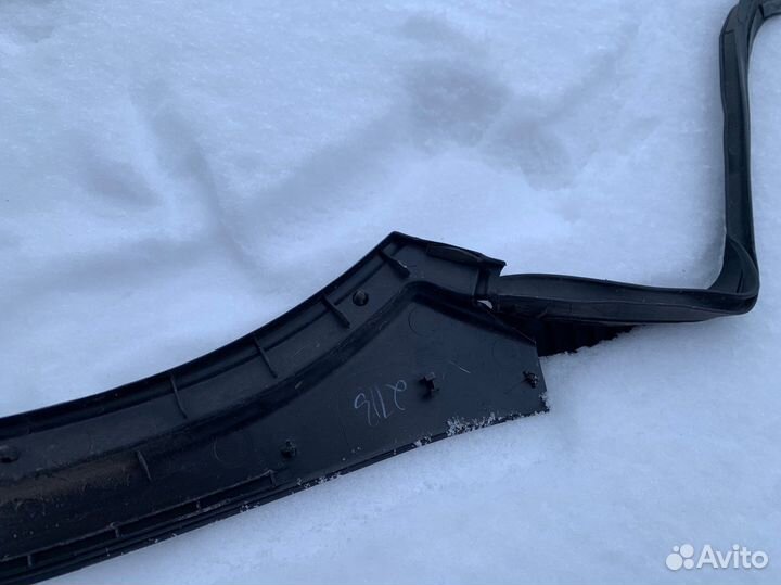 Уплотнитель задней правой двери Lexus RX