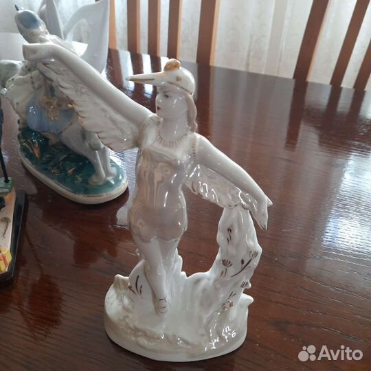 Статуэтка фарфор