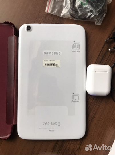 Планшет Samsung с безпроводными наушниками