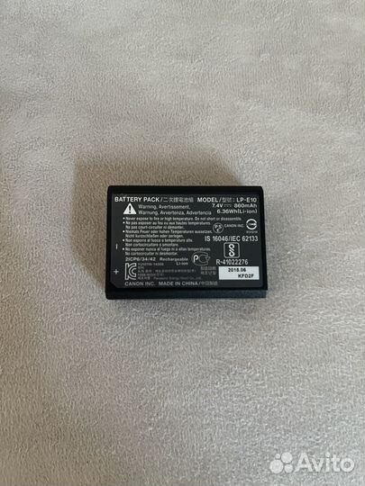 Зеркальный фотоаппарат Canon eos 2000d