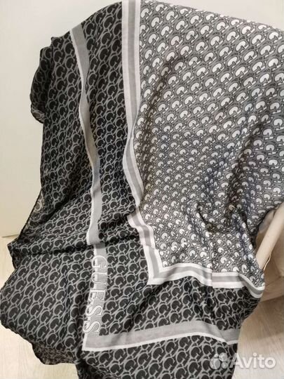 Платок guess