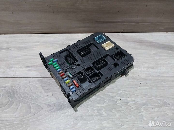Блок предохранителей Peugeot 308 блок комфорта