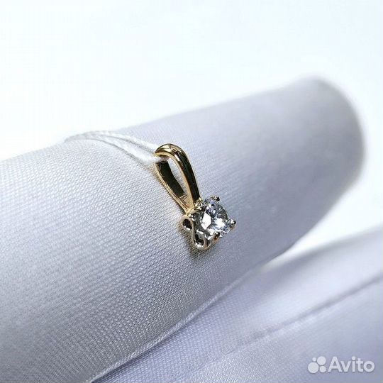 Золотая подвеска с камнем