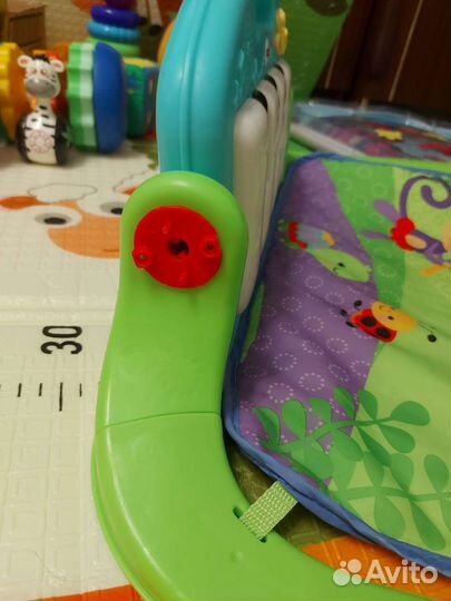 Развивающий коврик fisher price с пианино