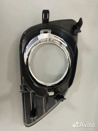 Накладка противотуманной фары левая Toyota Camry