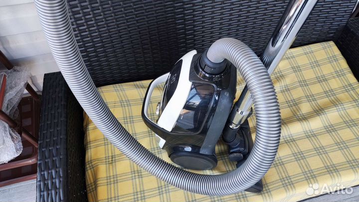 Пылесос Electrolux 2000вт с контейнером для пыли