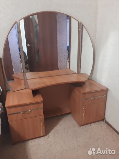 Туалетный столик с зеркалом