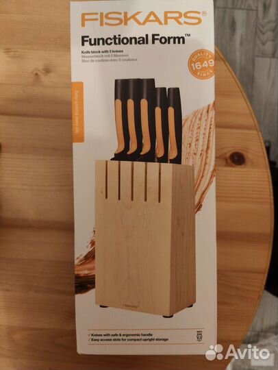 Набор ножей Fiskars с подставкой из массива дерева