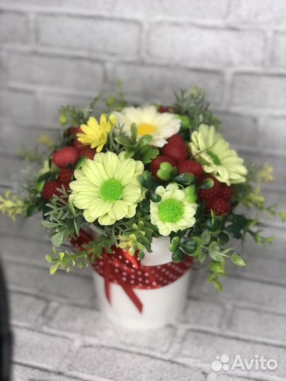 Букетик ромашек с ягодками