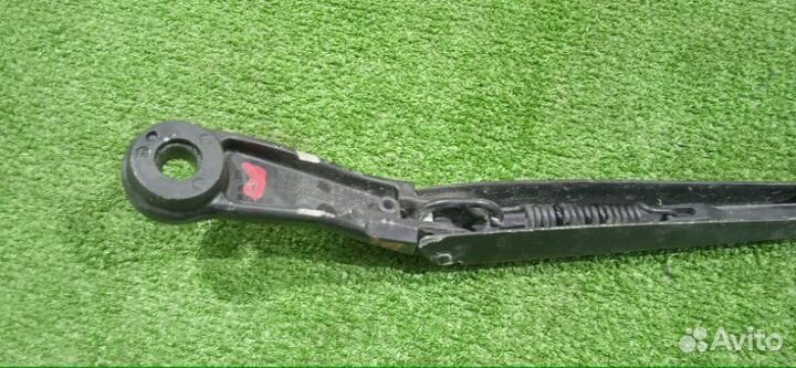 Поводок стеклоочистителя передний правый Nissan