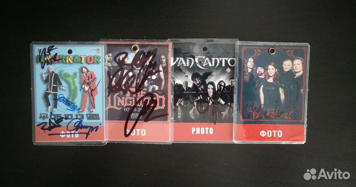 Бейджи, медиаторы, фотографии с автографами и проч