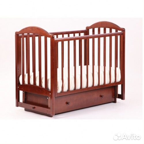Кроватка с маятником 