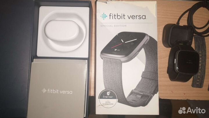 Смарт часы Fitbit Versa Special Edition