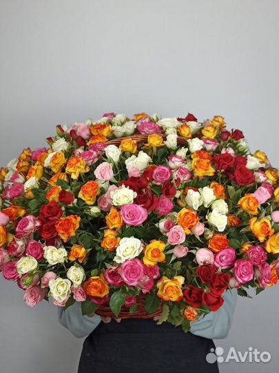 Корзина с кустовыми розами