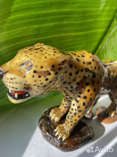Статуэтка из янтаря leopard