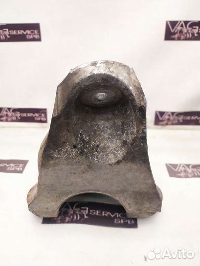 Кронштейн двигателя левый VW 3.0 Cas