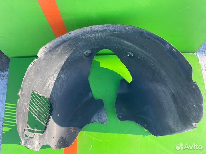 Подкрылок передний левый Volkswagen Touareg 3.2