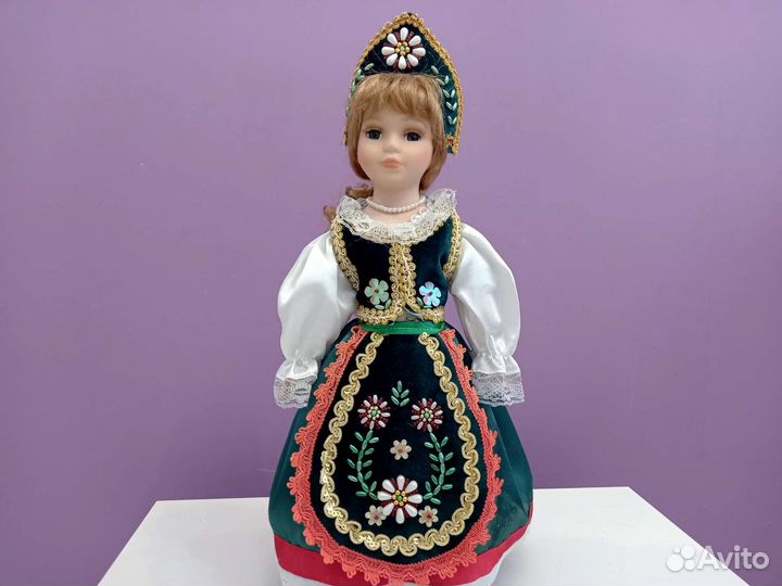 Кукла фарфоровая коллекционная в национальном