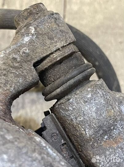 Суппорт тормозной передний Toyota Auris 2008г