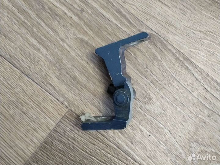 Vag 8k0831402d петля передней правой двери