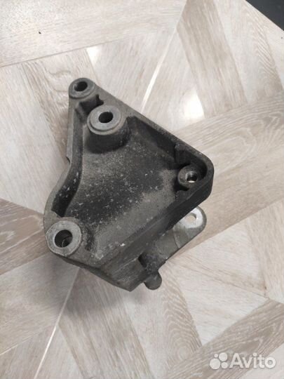Кронштейн опоры двигателя Saab 9-3 вагон V-6 2008