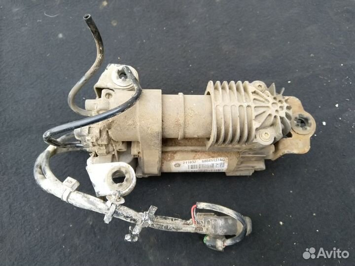 Компрессор пневмоподвески Jeep Grand Cherokee WK2