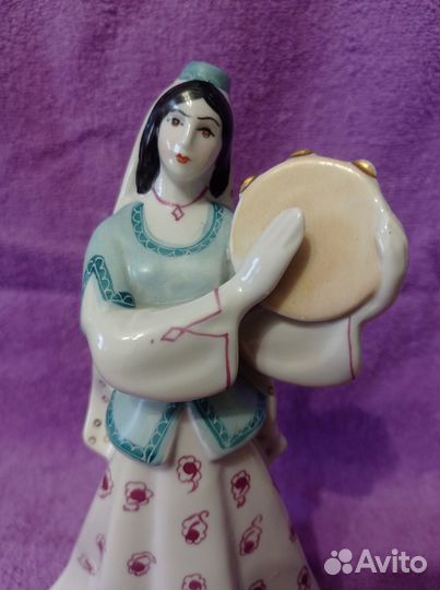 Девушка с бубном, танец