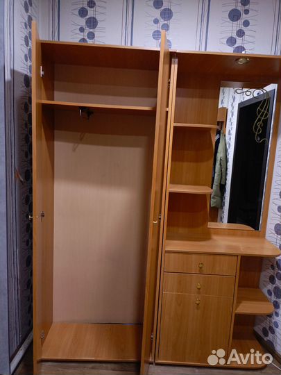 Прихожая со шкафом и зеркалом