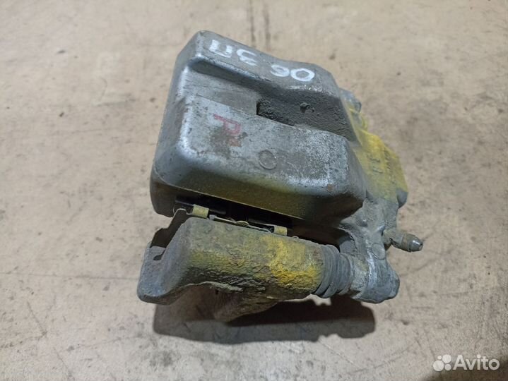 Суппорт тормозной задний правый Toyota Camry XV40